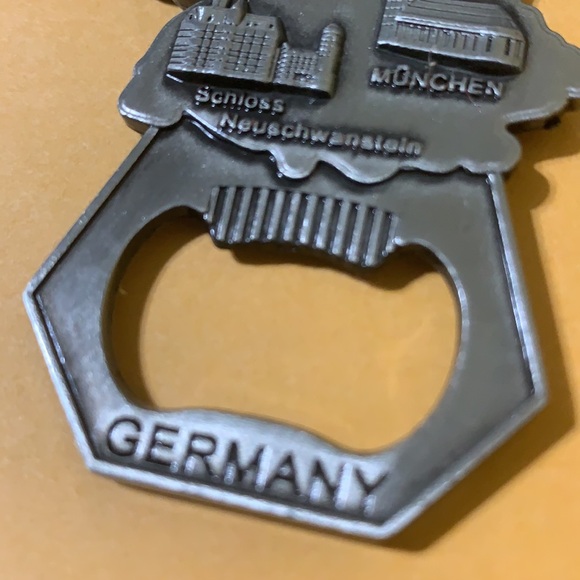 Magnetic bottle opener - Picture 2 of 4